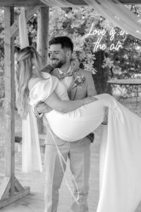 Neonschild "Love is in the air" – Bild 2