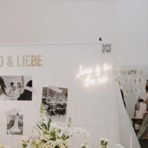 Neonschild "Love is in the air"