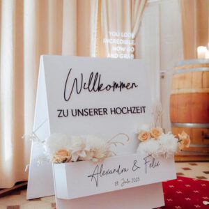 Willkommensschild mit floraler Deko