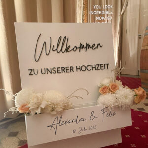 Willkommensschild mit floraler Deko
