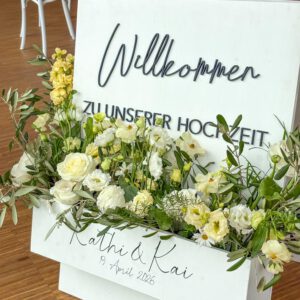 Willkommensschild mit floraler Deko
