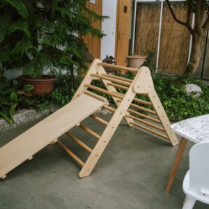 Kletterdreieck mit Rutsche